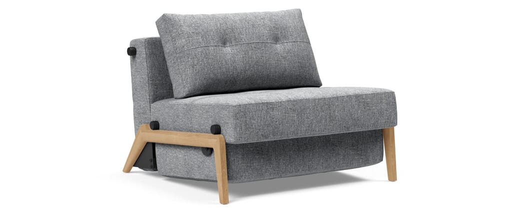 Der CUBED 02 Schlafsessel 90 im Stoff Twist Granite (565) mit hellen Eichenholzfüßen