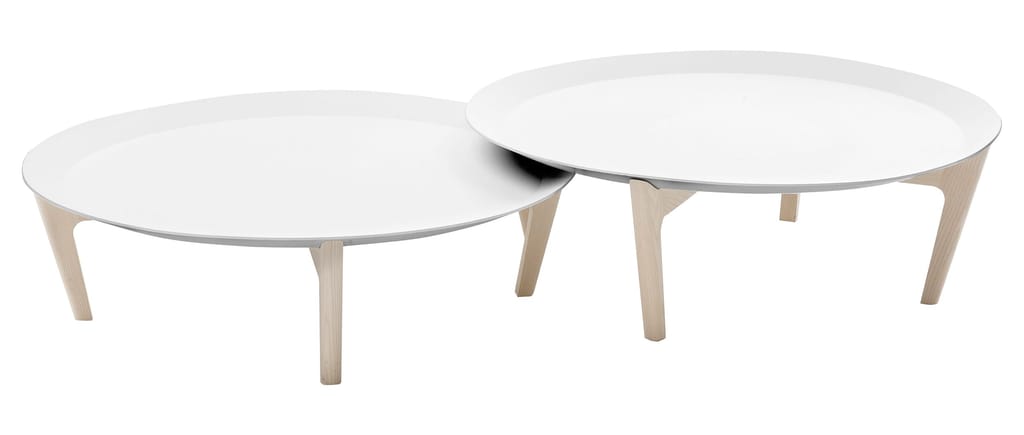 Der Couchtisch TRAY von Softline ist in zwei Größen erhältlich, die sich auch wunderbar kombinieren lassen