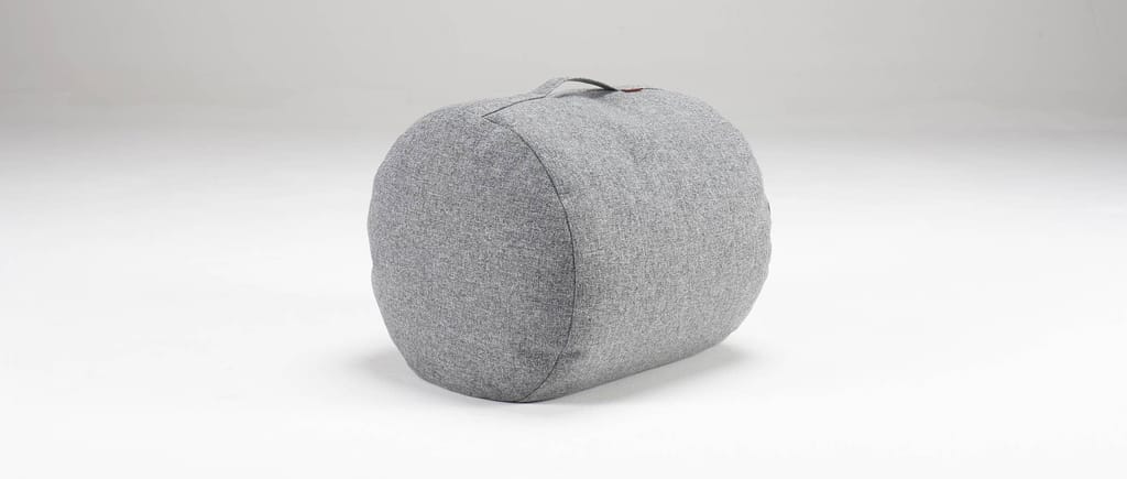 Der BUTT Sitzhocker besitzt einen Tragegurt zum einfachen Transportieren - hier im Stoff Twist Granite (565)
