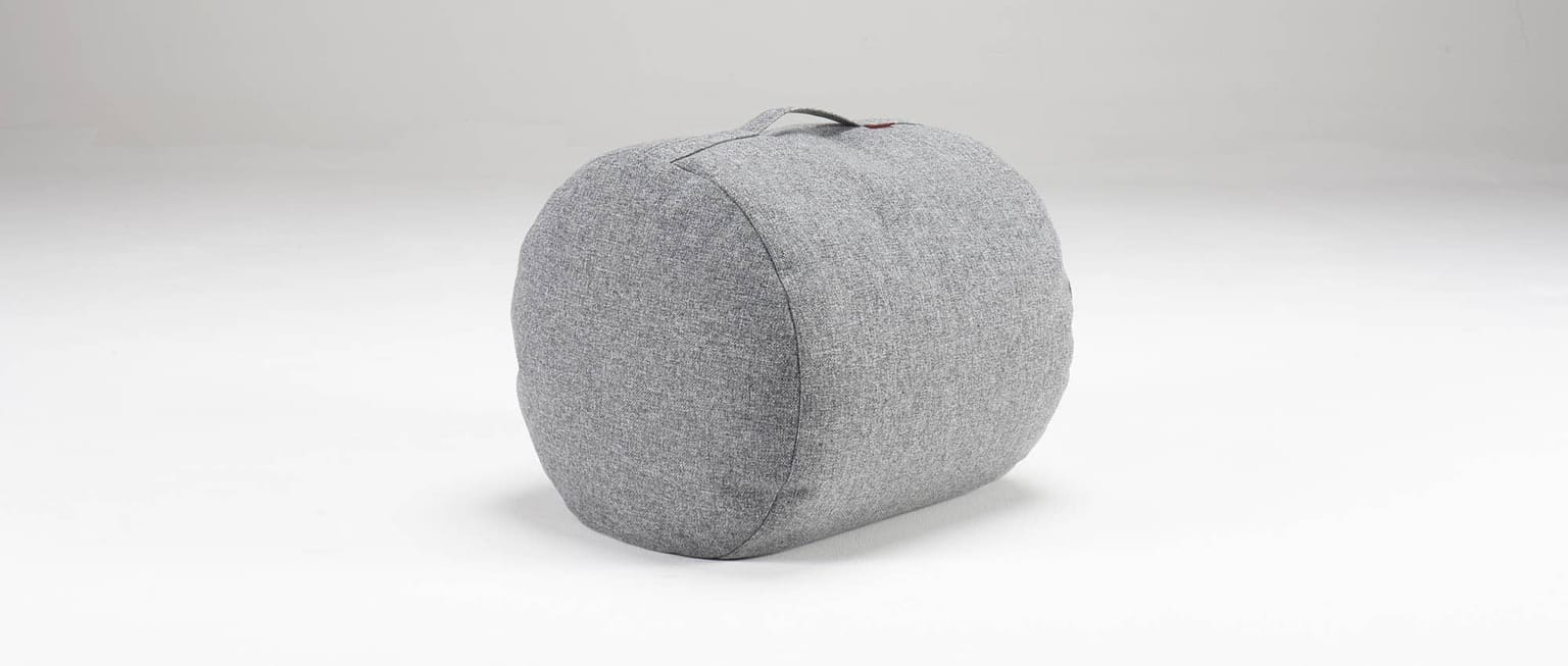Der BUTT Sitzhocker besitzt einen Tragegurt zum einfachen Transportieren - hier im Stoff Twist Granite (565)