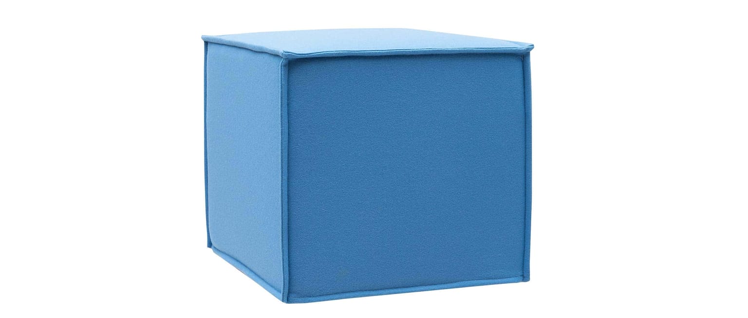 Der SPACE Hocker von Softline kann je nach Bedarf als Sitzgelegenheit, Fußhocker oder Beistelltisch genutzt werden