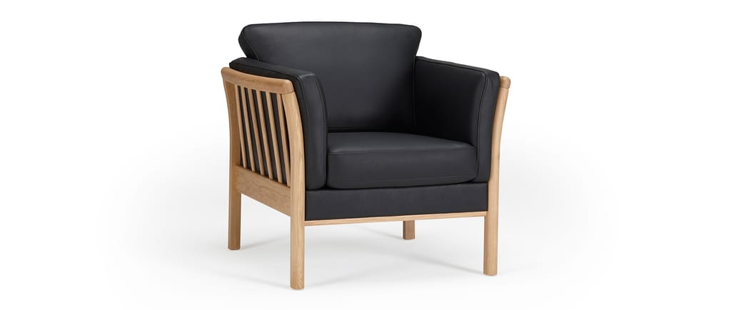 Der STOCKHOLM Designer Sessel mit Armlehnen und Füßen aus massivem Holz, in schwarzem Echtleder (920)