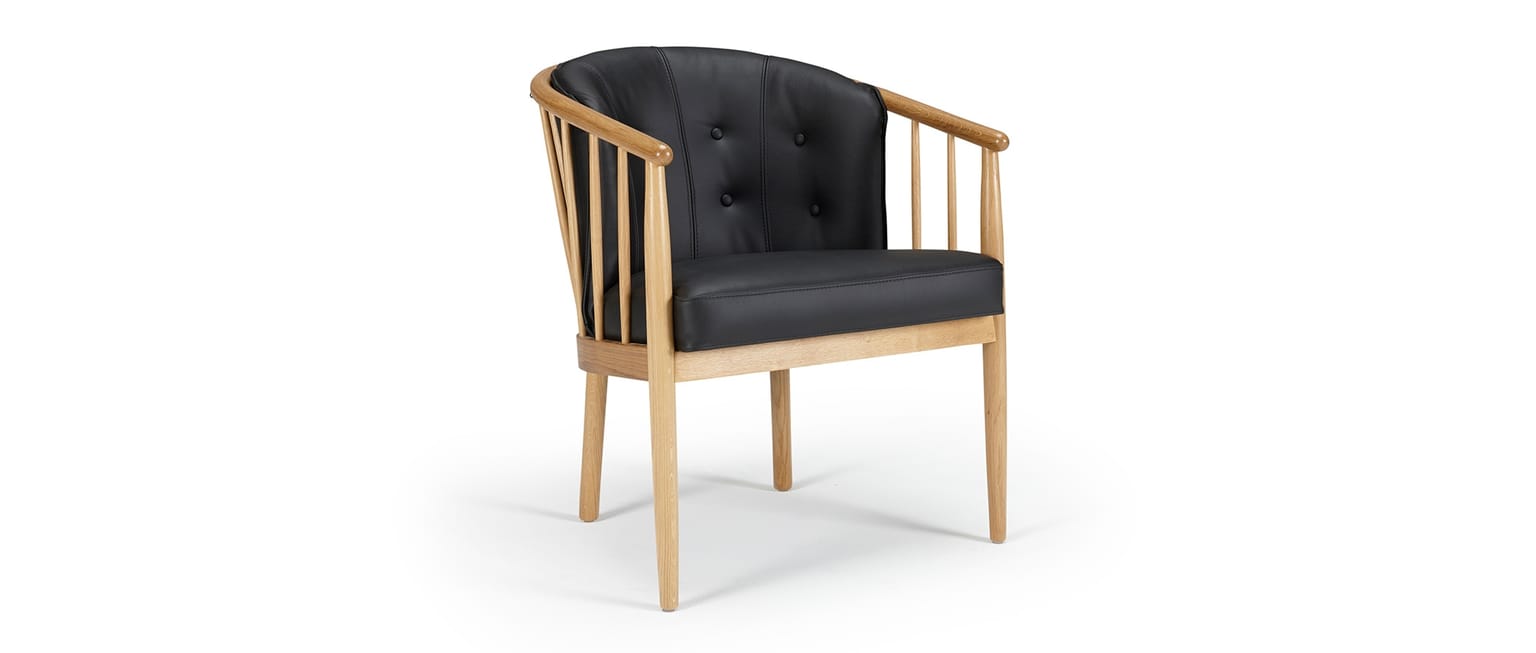 Hier der ESBERG Designer Stuhl im schwarzen Echtleder - Black (920) mit lackierten Eichenholzfüßen und verstepptem Rückenpolster
