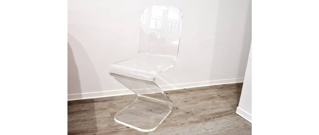 Der SYDNEY Freischwinger aus Plexiglas mit klarer Linienführung und zeitloser Optik