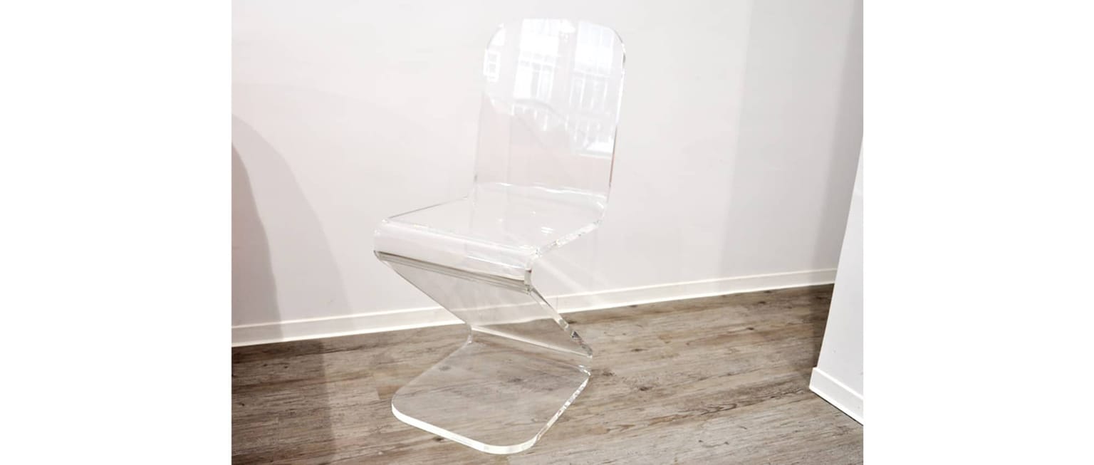 Der SYDNEY Freischwinger aus Plexiglas mit klarer Linienführung und zeitloser Optik