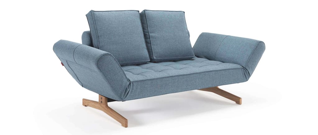 Das GHIA Schlafsofa im Stoff Mixed Dance Light Blue (525) mit Eichenholzbeinen