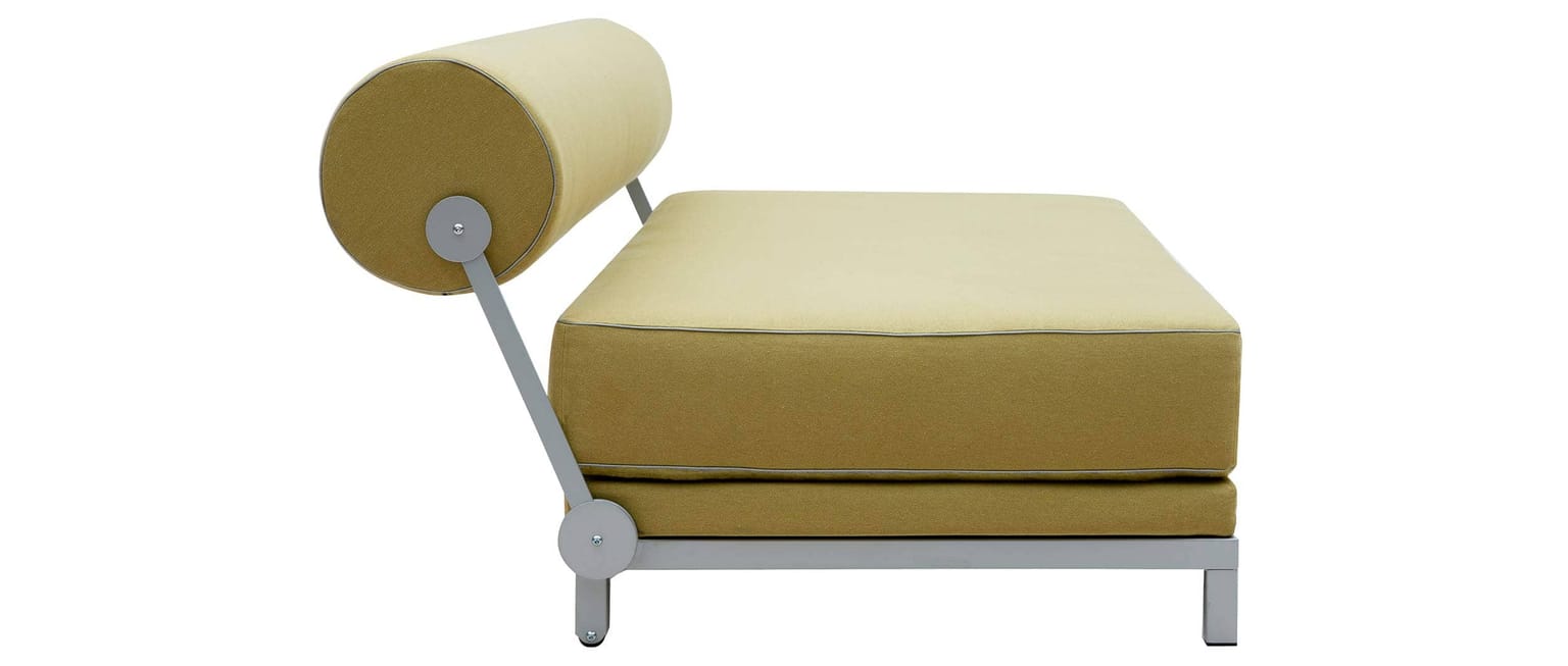 Die Rückenrolle lässt sich nach hinten schieben - so bietet das SLEEP Sofa bereits einer Person Platz (Liegefläche ca. 90x200 cm)