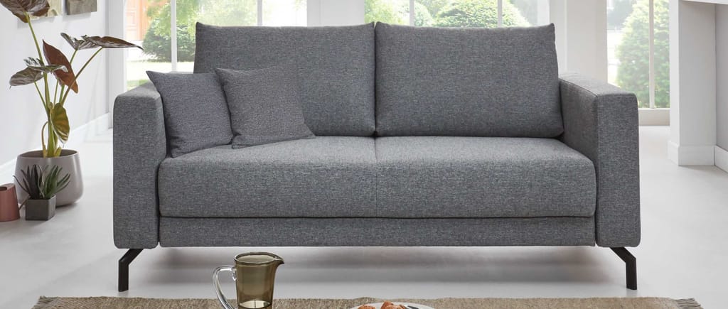 MANCHESTER DELUXE Schlafsofa mit schwarzen Metallfüßen und quadratischen Dekokissen (optional bestellbar)