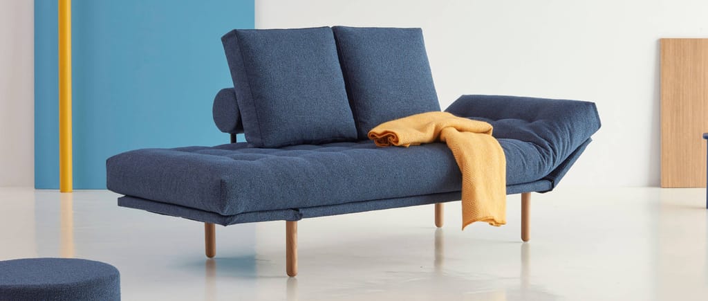 Die Rückenkissen SQUARE von Innovation auf dem ROLLO Schlafsofa im Stoff Bouclé Blue (537)
