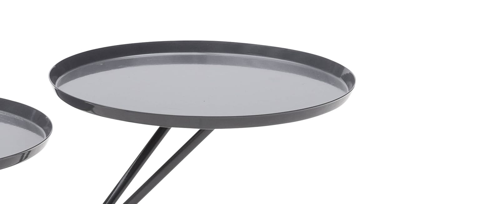 Die Tischplatten vom MONDAY Beistelltisch von Softline (Durchmesser ca. 29 cm) erinnern an Seerosen