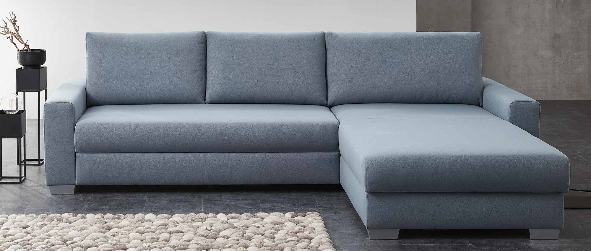 Das FRANKFURT DELUXE Schlafsofa mit Longchair und breiten Armlehnen - der Longchair besitzt immer Holzfüße, unabhängig von der gewählten Armlehne