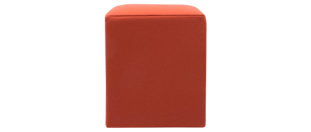 Der POUF Sitzhocker besteht aus einem durchgängigen Schaumblock und ist daher sehr leicht