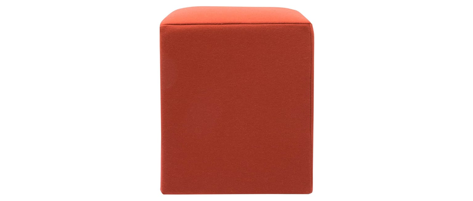 Der POUF Sitzhocker besteht aus einem durchgängigen Schaumblock und ist daher sehr leicht