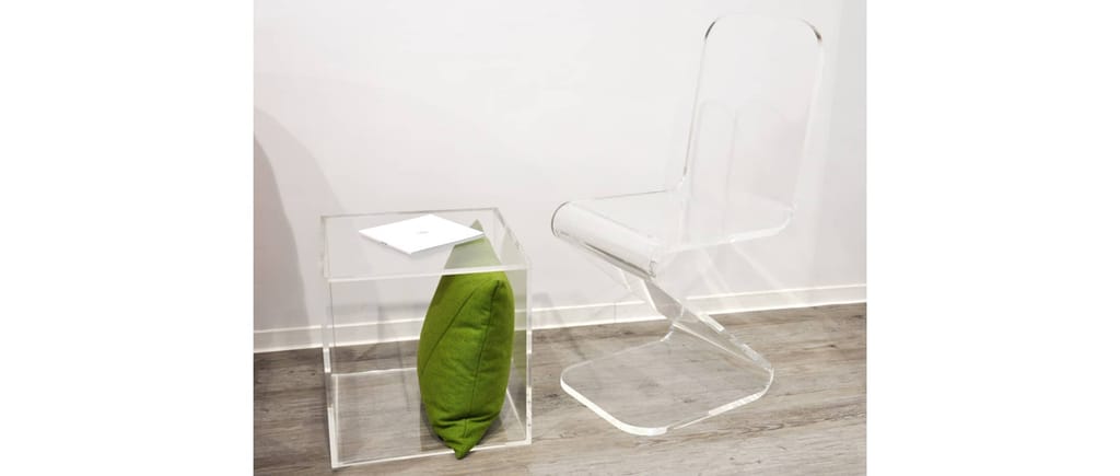 Moderner Acrylglas-Stuhl als stilvolles Statement im Wohnraum