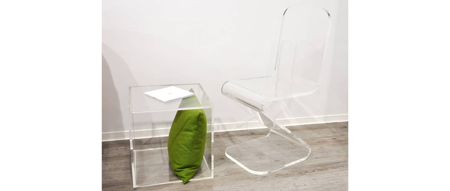 Moderner Acrylglas-Stuhl als stilvolles Statement im Wohnraum