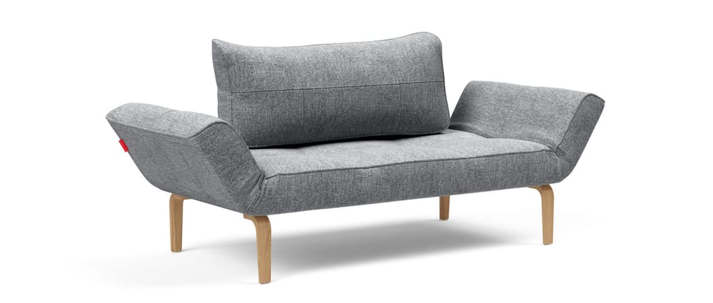Das ZEAL Schlafsofa im Stoff Twist Granite (565) mit hellen Bow-Holzbeinen