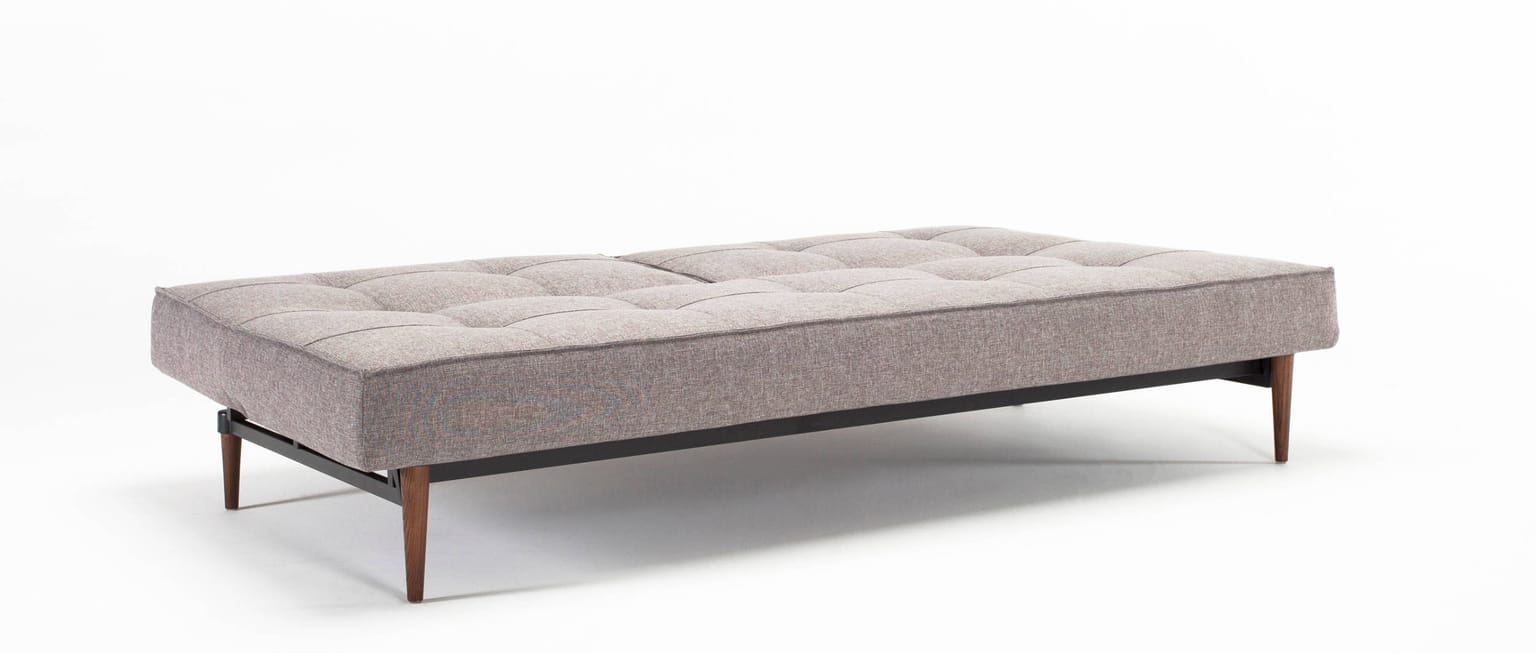 Das SPLITBACK Schlafsofa mit der Liegefläche von ca. 110x200 cm bietet bis zu zwei Personen Platz zum Schlafen