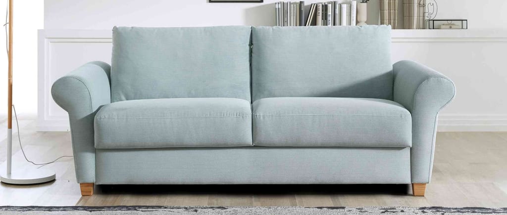 Das FREIBURG DELUXE Schlafsofa im Landhausstil und Schneckenarmlehnen