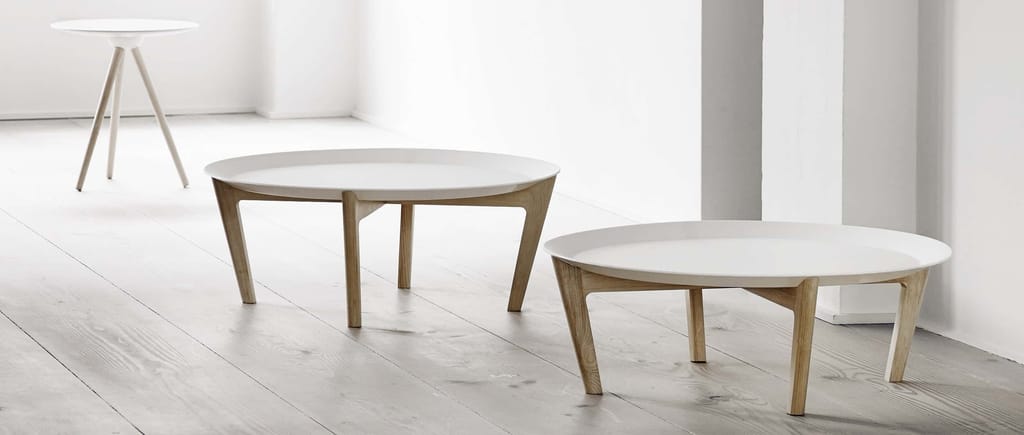 Links im Bild: CIRCOE Couchtisch von Softline