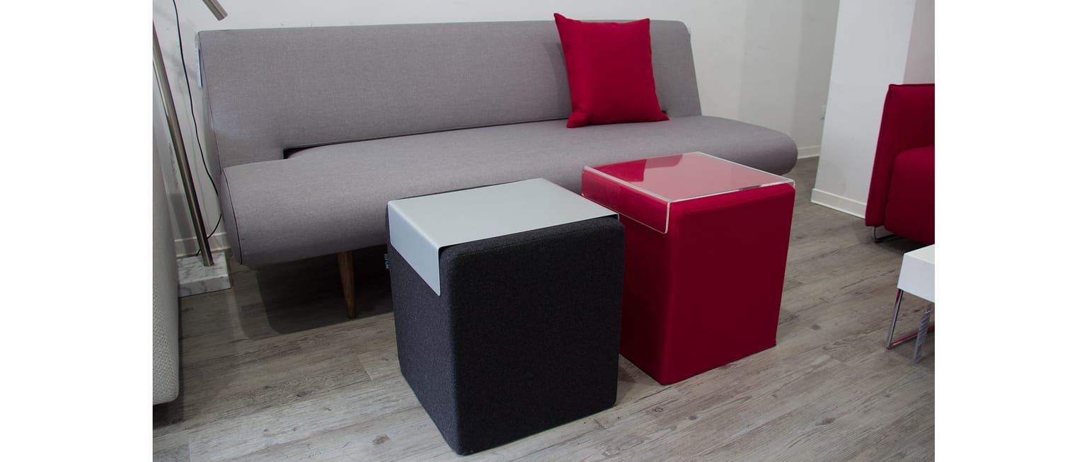 Ergänzen Sie den POUF Hocker mit einem passenden Tablett und nutzen Sie den Hocker als Beistelltisch