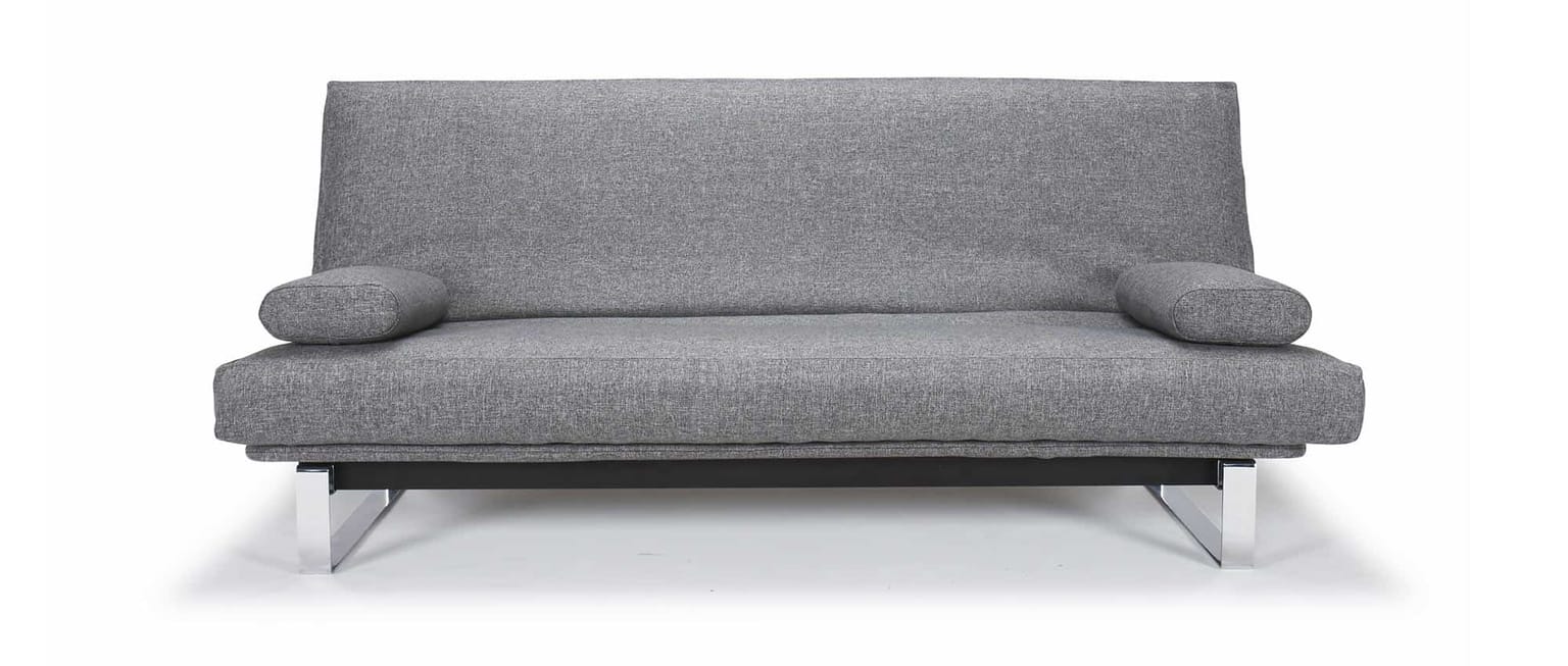 Zwei ELLIPSE Kissen als Armlehn-Kissen auf dem MINIMUM Schlafsofa von Innovation
