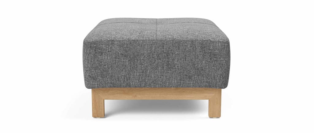 Der PYXIS DELUXE EXCESS Hocker mit hellen Holzfüßen aus Eiche im Stoff Twist Charcoal (563)