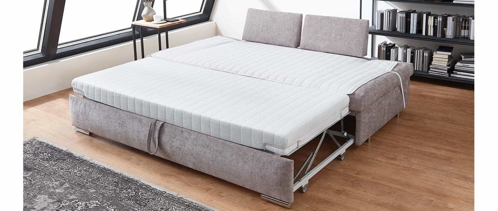 Ausgezogen besitzt das Schlafsofa eine Liegefläche von ca. 176x200 cm - die Matratze besitzt eine festvernähte Überwurfdecke zum Schutz des Sitzpolsters