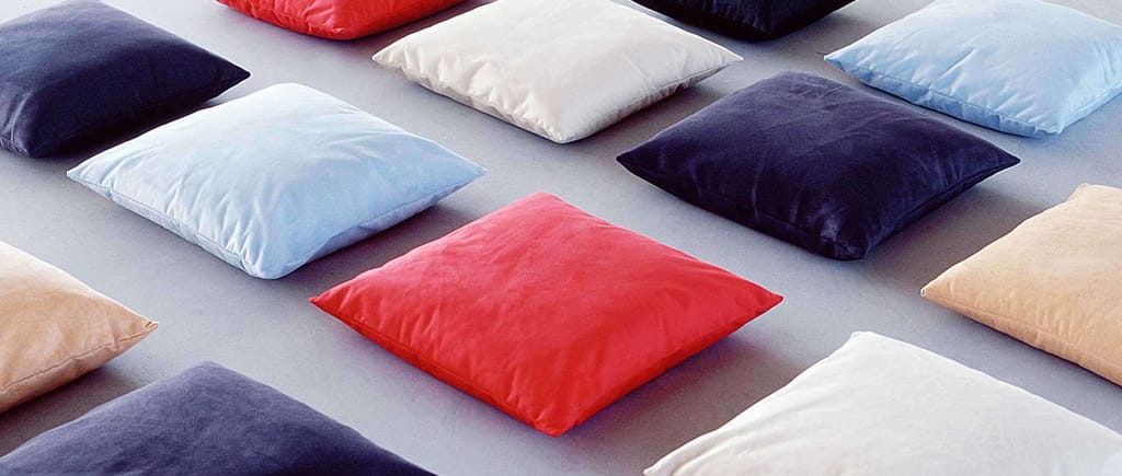 Die SWING Kissen von Softline bringen noch mehr Gemütlichkeit auf Ihr Sofa