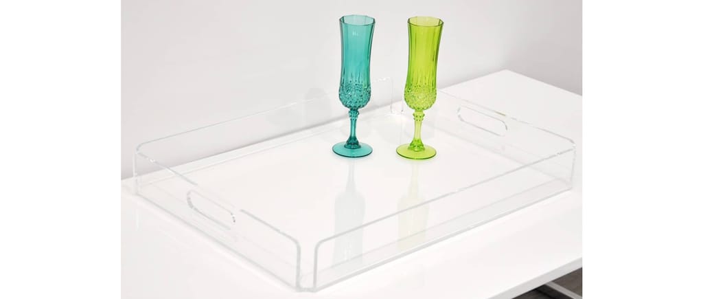 Das NANCY Serviertablett vereint modernes Plexiglas-Design mit einer praktischen Funktion als Tablett