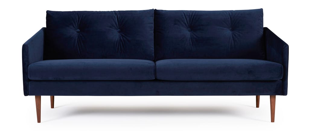 Das 3-Sitzer Sofa KARLSTAD mit versteppten Rückenkissen und dunkelbraun gebeizten Füßen aus Eichenholz