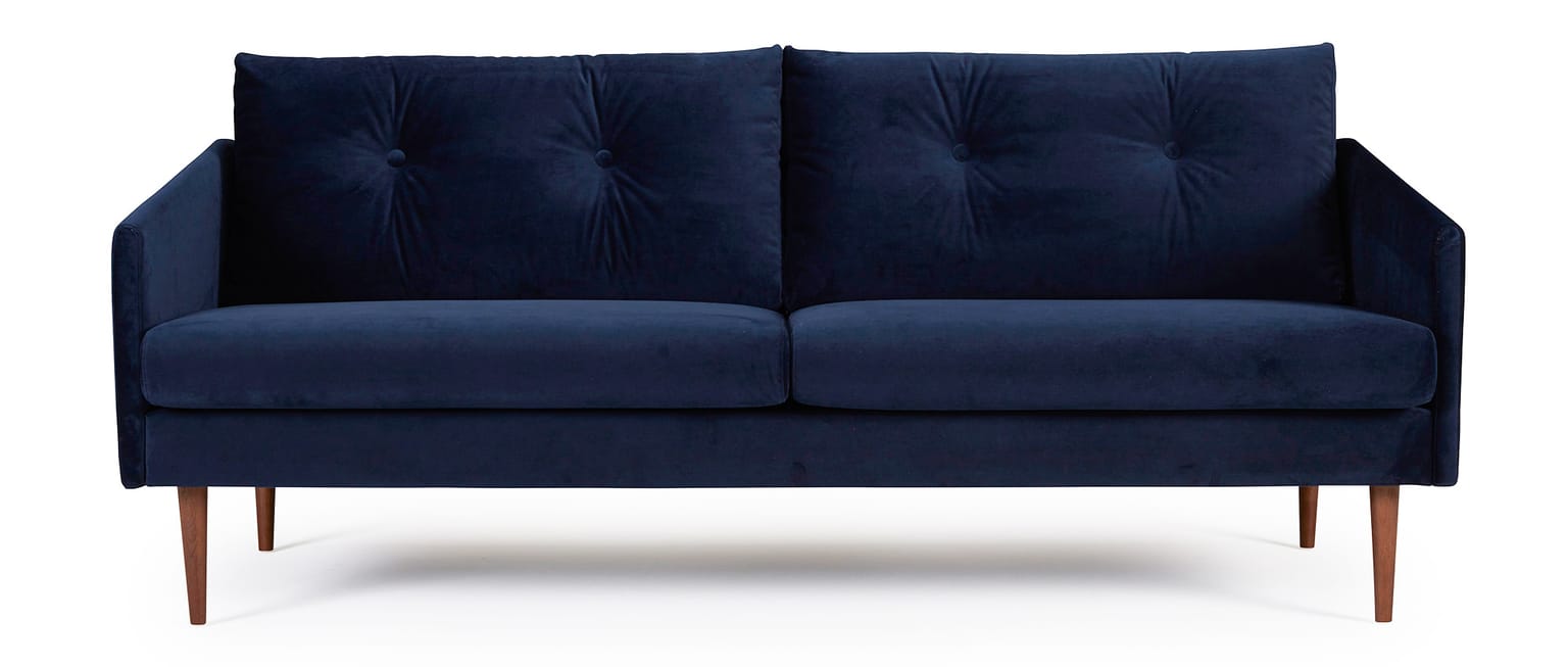 Das 3-Sitzer Sofa KARLSTAD mit versteppten Rückenkissen und dunkelbraun gebeizten Füßen aus Eichenholz