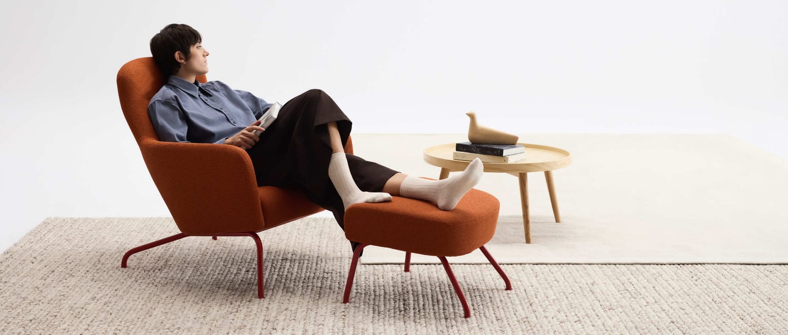 Der HAVANA Hocker von Softline erhöht den Sitzkomfort durch eine bequeme Beinablage