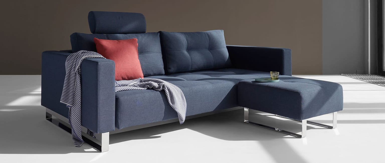 Mit seiner weichen Excess Taschenfederkern-Polsterung lädt der Hocker in Kombination mit dem Sofa CASSIUS DELUXE EXCESS zum Relaxen ein