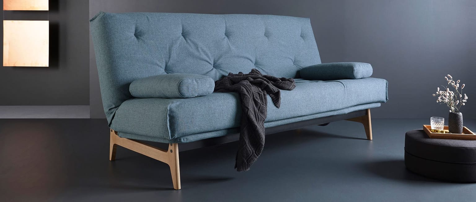Zwei ELLIPSE Kissen als Armlehn-Kissen auf dem ASLAK Schlafsofa - Stoff Mixed Dance Light Blue (525)