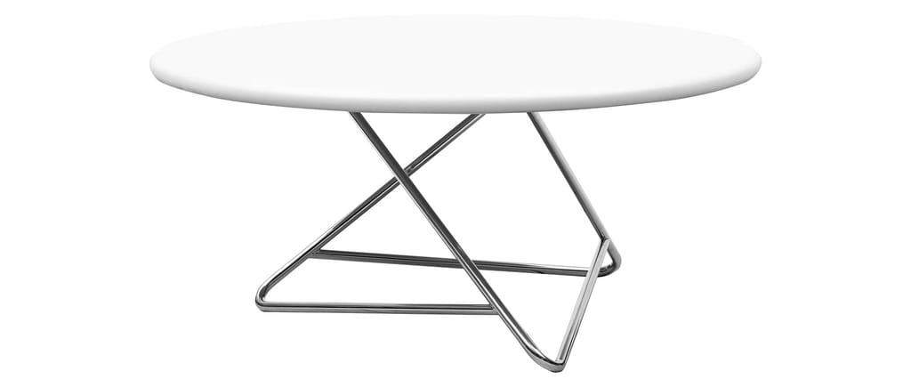 Der TRIBECA Couchtisch von Softline mit weißer Tischplatte und chromfarbenem Gestell