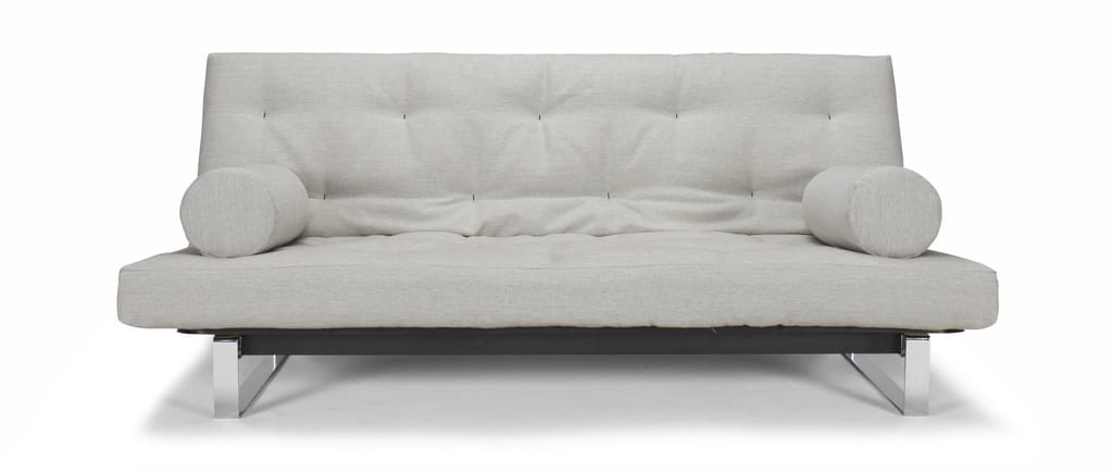Das Kissen ROLL als Armlehnen-Ersatz beim MINIMUM Schlafsofa von Innovation