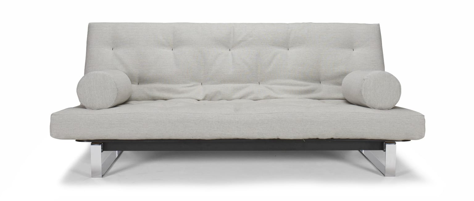 Das Kissen ROLL als Armlehnen-Ersatz beim MINIMUM Schlafsofa von Innovation