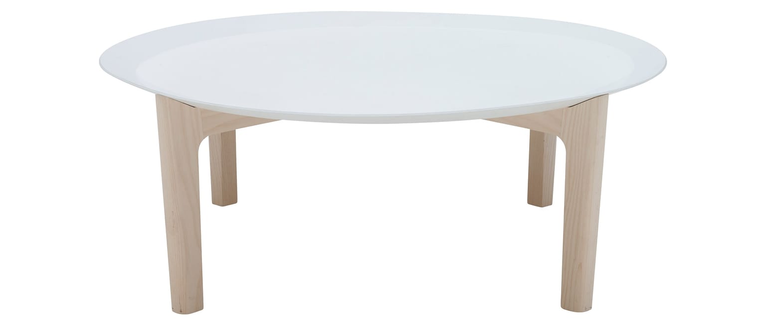 Der Tisch TRAY von Softline hier mit Beinen in Eschenholz natur - wahlweise auch in schwarz erhältlich