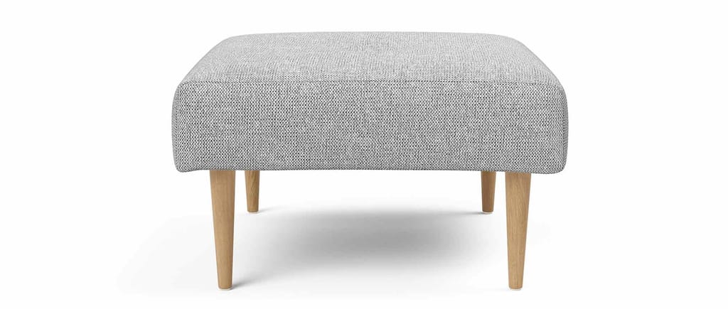Die Styletto Füße aus hellem Eichenholz machen das skandinavische Design perfekt