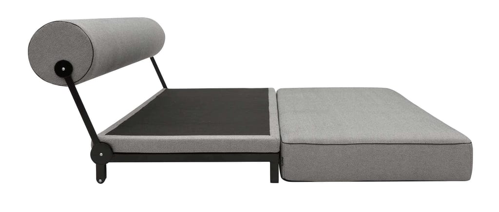 Als Doppelbett bietet das SLEEP Sofa von Softline auf einer Fläche von ca. 176x200 cm bis zu zwei Personen bequem Platz