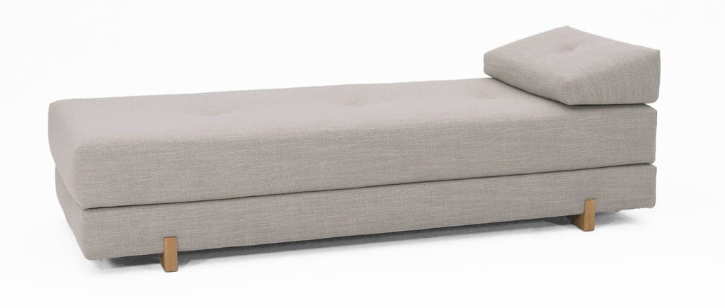 Das SIGMUND Daybed von Innovation im Stoff Kenya Gravel (579) mit Eichenholzfüßen