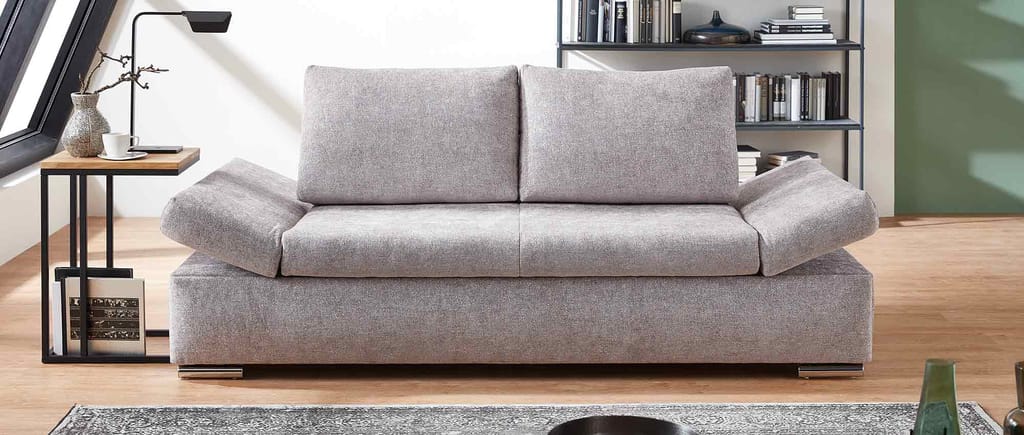 Das KIEL DELUXE Schlafsofa mit Matratze und Lattenrost besitzt klappbare Armlehnen