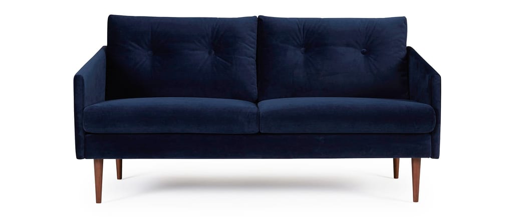 Das 2,5-Sitzer Sofa KARLSTAD mit dunklen Holzfüßen