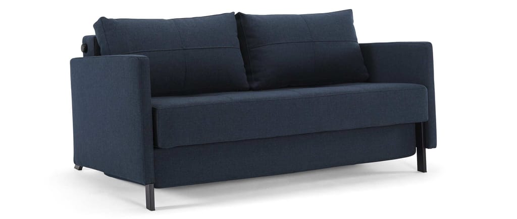 Das Innovation CUBED 02 Schlafsofa 140 mit Armlehnen im Stoff Mixed Dance Blue (528)