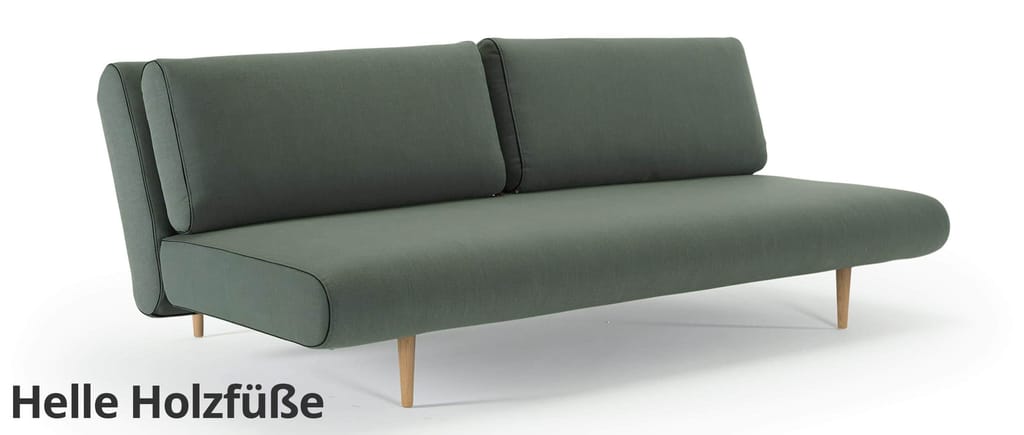 Das UNFURL LOUNGER Schlafsofa im grünen Standardstoff und mit hellen Styletto Holzfüßen (Sonderanfertigung)