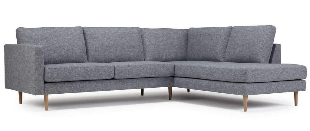 Das TRONDHEIM 2-Sitzer Designer Ecksofa mit Eckanbau rechts, geraden Armlehnen und Holzfüßen in Eiche lackiert