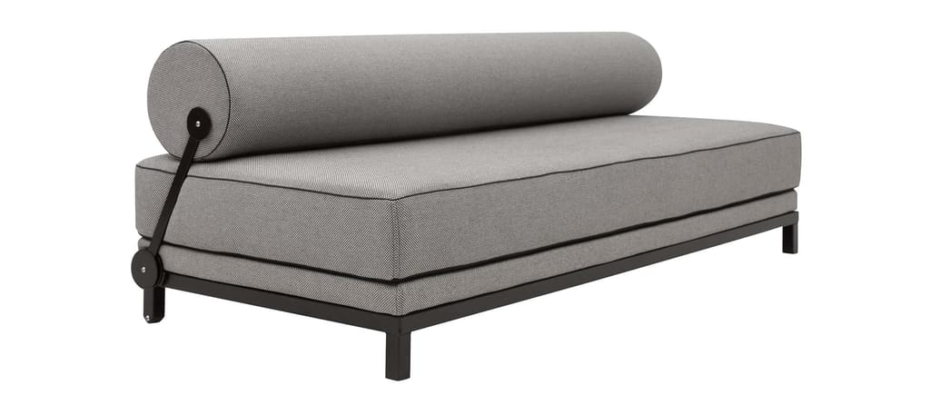 Die Rückenrolle des SLEEP Schlafsofas lässt sich in 3 Positionen nach hinten klappen