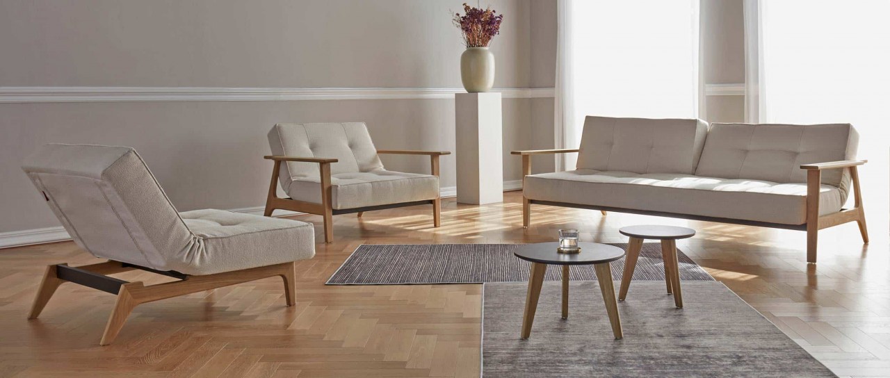 SPLITBACK Schlafsofa mit Frej und Lauge Holzarmlehnen von Innovation