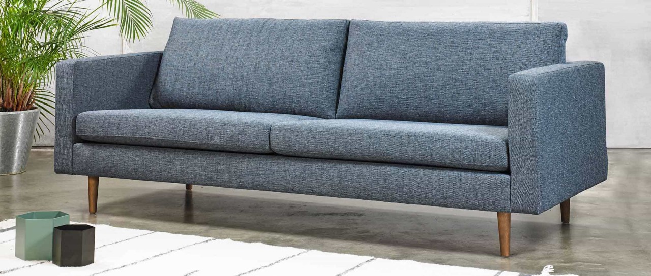 HALMSTAD 3-Sitzer Designer Sofa mit Polsterarmlehnen und Holzfüßen