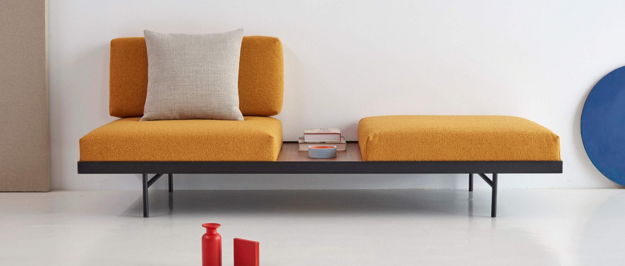 PURI Schlafliege, Daybed mit Holztisch von Innovation